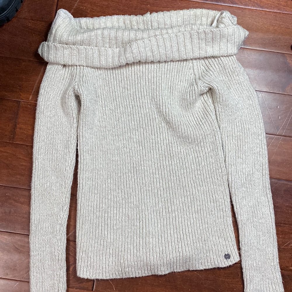 Over the shoulder holister sweater